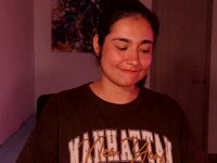 Me encantan las personas consideradas, las palabras amables y las miradas que lo dicen todo. Aprecio la conexión genuina, la dulzura con un toque de picardía y a quienes disfrutan cada momento.