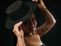 camslut showing tits HeidyRouss