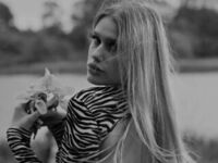 masturbating camgirl CharisseBuonomo