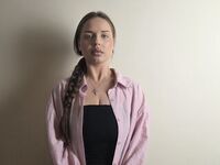 cam girl playing with vibrator DelenaCouts