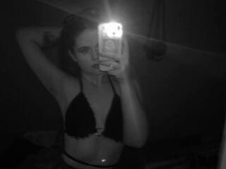 nude webcam girl photo DoloresHuesing