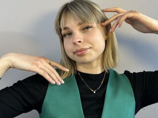 beautiful camgirl EmelineBurrough