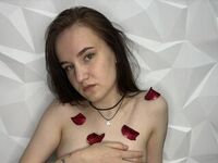 girl showing tits EmiliaMarei