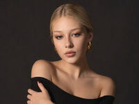 girl topless FreedaRidler