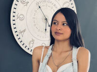 camslut fingering shaved pussy LillyBonnet