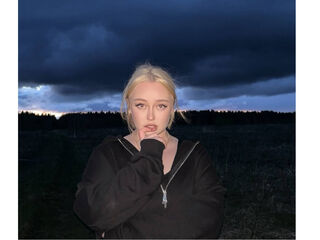 fingering camgirl LitaBloom