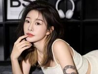 nude gamgirl Yunyunzi